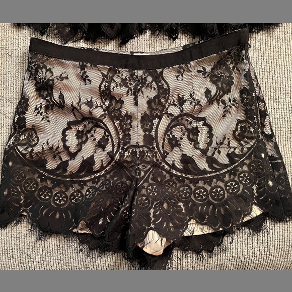 Lace top & shorts - Picture 2 of 5
